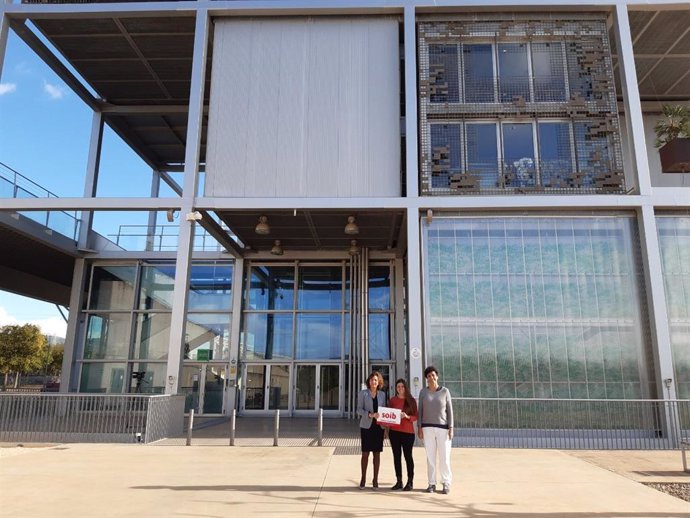 La jefa de departamento de Gestión Administrativa y Jurídica del SOIB, Catalina Pons, la consellera de Sostenibilidad y Medio Ambiente, Aurora Ribot, y la directora de Medio Ambiente, Inmaculada Férriz, en las instalaciones del nuevo espacio del SOIB.