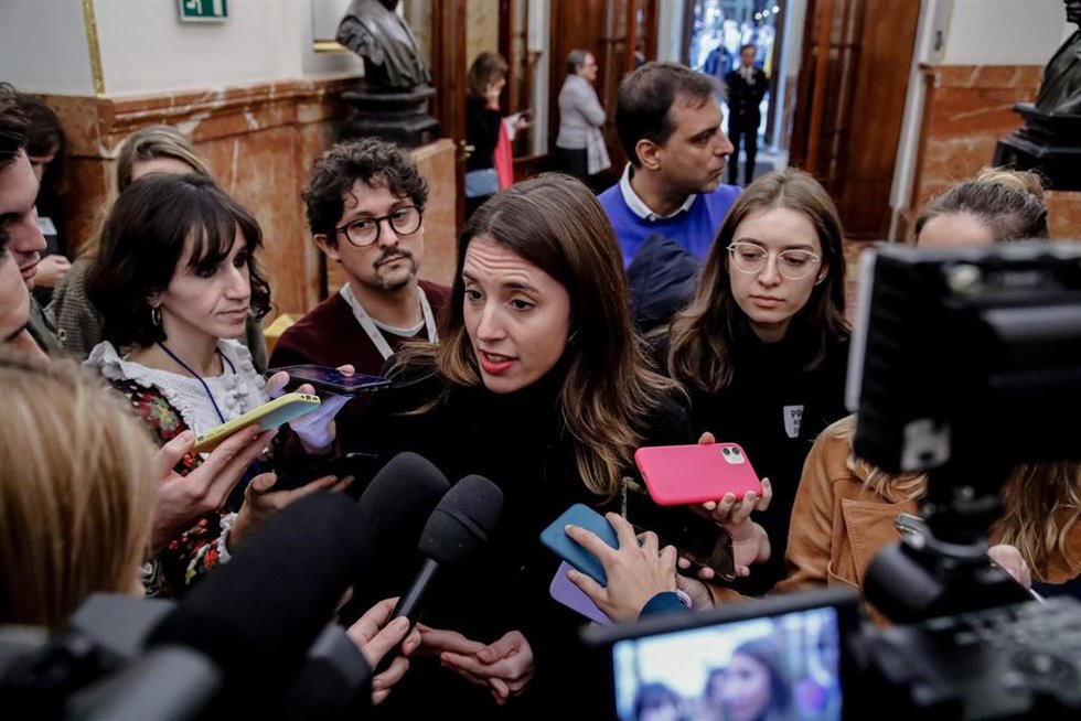 La ministra de Igualdad, Irene Montero, ofrece declaraciones a los medios a su llegada a una sesión plenaria en el Congreso de los Diputados, a 24 de noviembre de 2022, en Madrid (España).