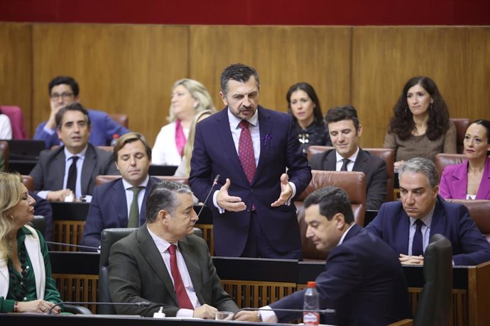 El portavoz del PP, Toni Martín, este jueves en el Pleno del Parlamento en su pregunta al presidente de la Junta de Andalucía, Juanma Moreno.