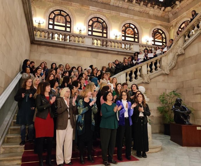 Diputadas y periodistas se concentran en el Parlament contra la "la violencia política" sin Vox, Cs y PP