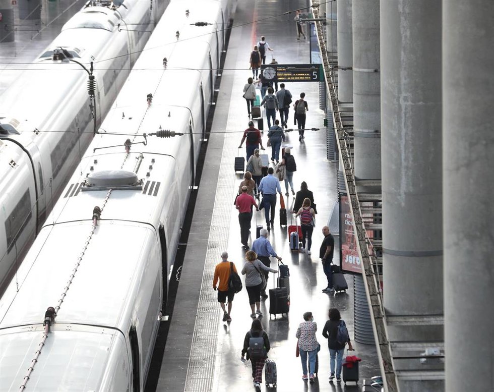 Imagen de recurso de pasajeros con maletas en el andén de un tren en la estación de Puerta de Atocha.