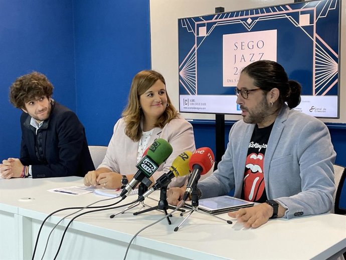 La alcaldesa (C) en la presentación del festival 'SegoJazz'