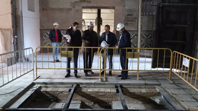 El delegado territorial de Turismo, Cultura y Deporte de la Junta en Granada, Fernando Egea, ha realizado una visita institucional a las obras de restauración que se llevan a cabo en el Hospital de San Juan de Dios.