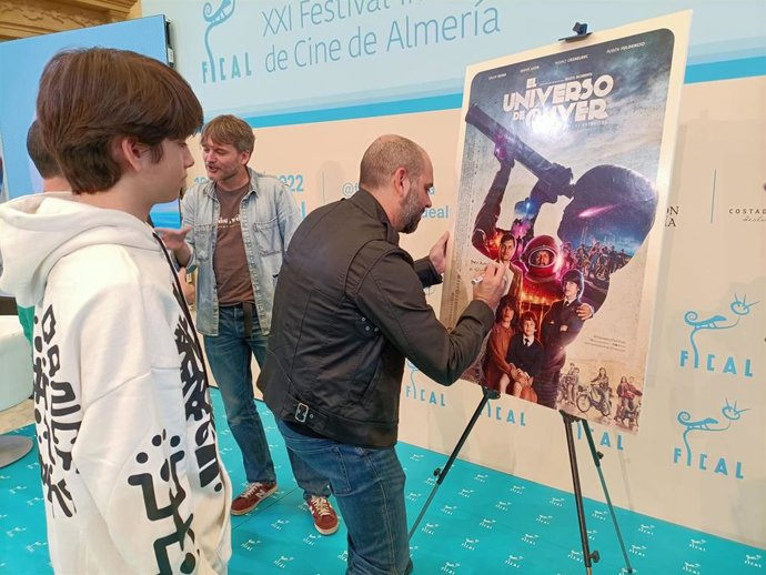 El director Alexis Morente firma el cartel de 'El universo de Óliver' en Fical.