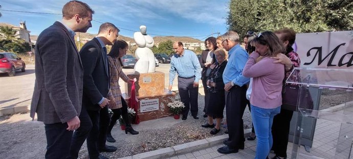 Inauguración de la escultura que recuerda a Maite Corral, asesinada por su marido en Almería