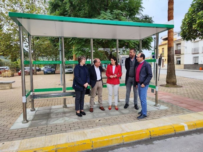 La delegada de Fomento, Articulación del Territorio y Vivienda, Cristina Casanueva, visita la nueva marquesina en Doña Mencía.