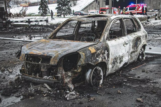 Vehículo destruido por los ataques en Kiev