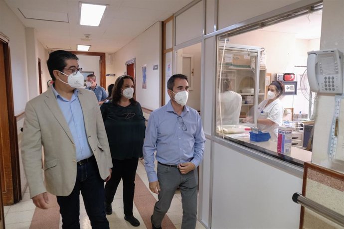 Visita del presidente del Cabildo de Tenerife, Pedro Martín, y la consejera de Acción Social, Marian Franquet, a las instalaciones del Febles Campos