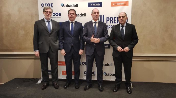 El premiado junto a Amor, Cuerva y Carrasco.