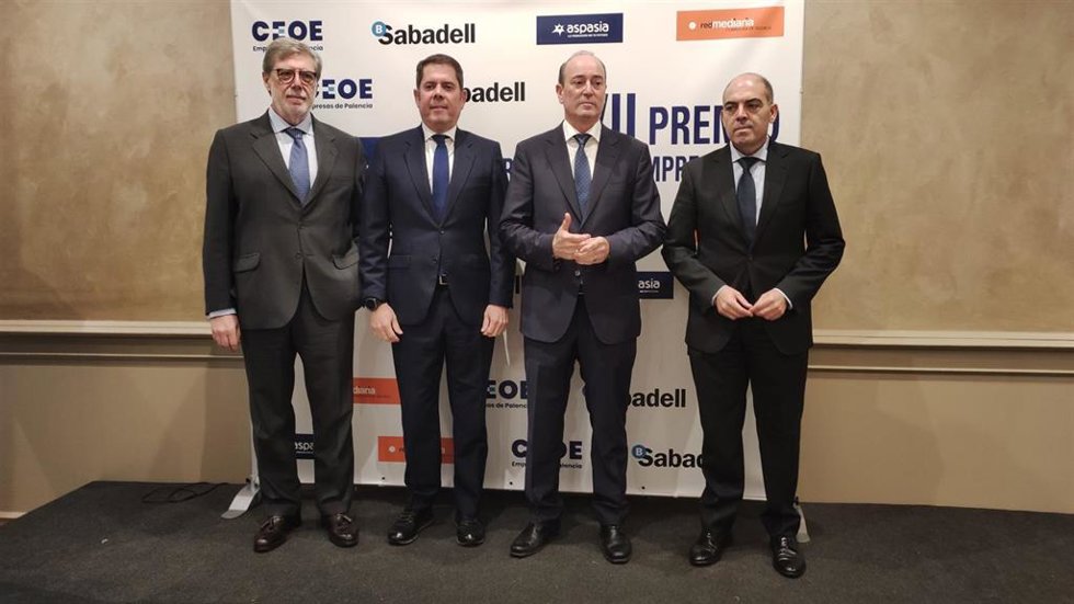 El premiado junto a Amor, Cuerva y Carrasco.