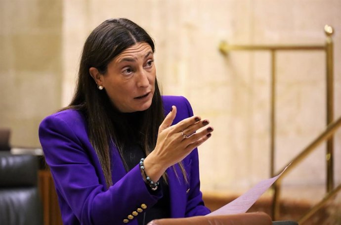 La consejera de Inclusión Social, Juventud, Familias e Igualdad de la Junta de Andalucía, Loles López, en el Pleno del Parlamento