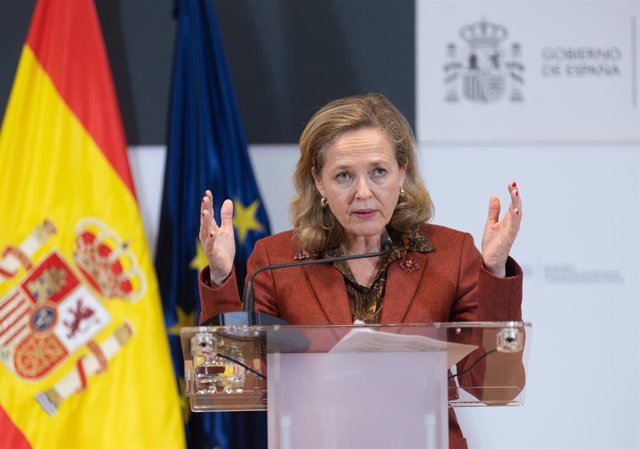 La vicepresidenta primera y ministra de Asuntos Económicos y Transformación Digital, Nadia Calviño, ofrece una rueda de prensa en la sede del Ministerio, a 24 de noviembre de 2022, en Madrid (España). En un contexto de conflicto en suelo europeo y acelera