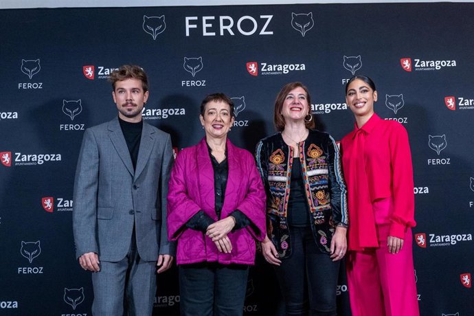 (I-D) El actor Carlos Cuevas, la presidenta de la AICE, María Guerra, la vicealcaldesa y consejera de Cultura y Proyección Exterior del Ayuntamiento de Zaragoza, Sara Fernández Escuer, y la actriz Mina El Hammani.