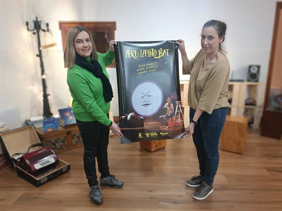 Iratxe Foces y Eider Zenarruzabeitia presentan la programación por el Día del Euskera en Barakaldo.