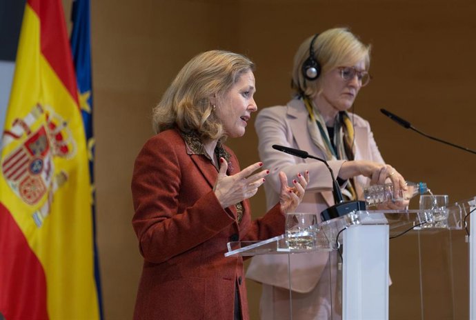 La vicepresidenta primera y ministra de Asuntos Económicos y Transformación Digital, Nadia Calviño (i), y la Comisaria europea de Estabilidad Financiera, Servicios Financieros y Unión de los Mercados de Capitales, Mairead McGuinness (d), ofrecen una rue