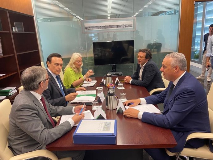 Foto del encuentro que se celebró el 10 de octubre entre las instituciones implicadas para la recuperación de Valcárcel en Cádiz