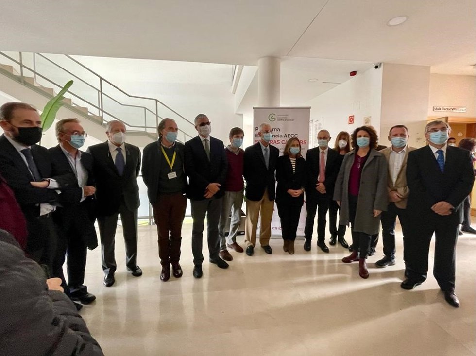 Autoridades e investigadores en la entrega de las ayudas de la AECC al Centro de Investigación del Cáncer en Salamanca.
