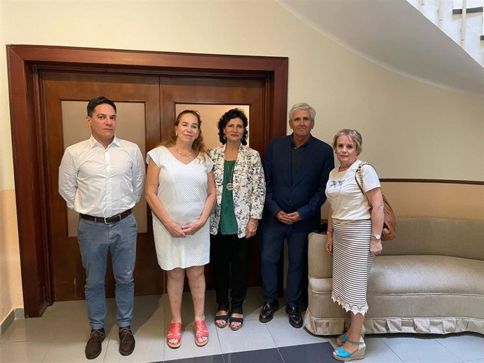 La delegada territorial de Justicia junto a miembros del Colegio de Procuradores de Almería.