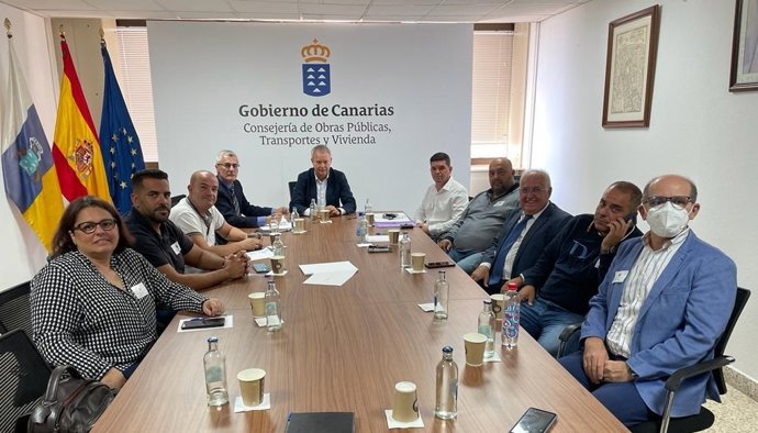 Reunión del consejero Sebastián Franquis con la directiva de la FET