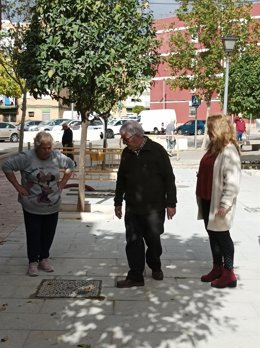 La portavoz del PP de Alcalá de Guadaíra, Sandra González, en las obras de la barriada Pedro Gutiérrez.