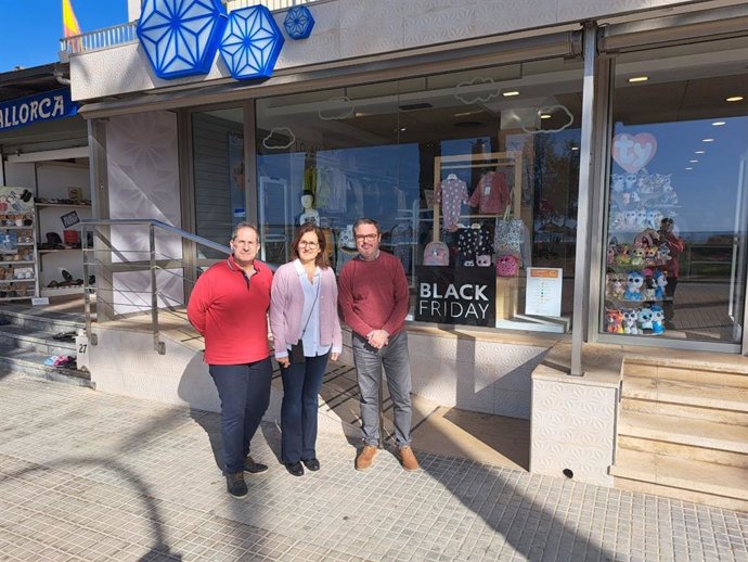 Once comercios de Playa de Palma crean una ruta del 'Black Friday' para mostrar que están abiertos todo el año.