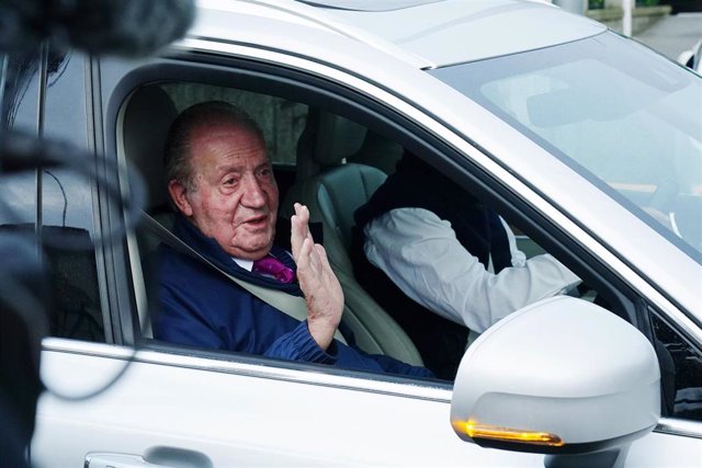 Archivo - El Rey Emérito Juan Carlos I saluda desde un vehículo a su salida de la casa de Sanxenxo camino de Madrid,