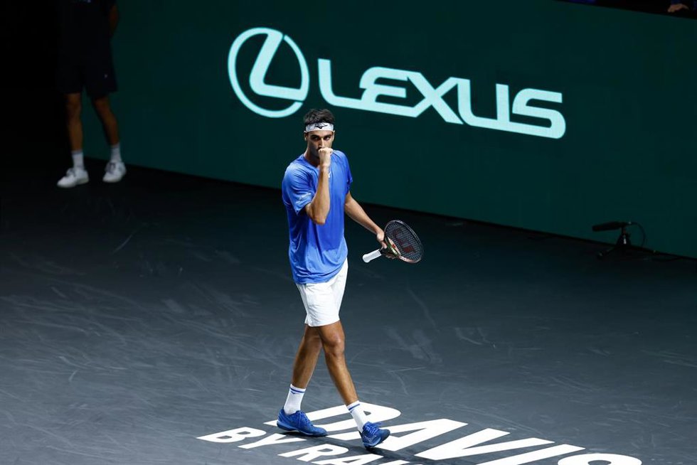 Lorenzo Sonego celebra un punto en su partido ante Frances Tiafoe de los cuartos de final de las Finales de la Copa Davis 2022