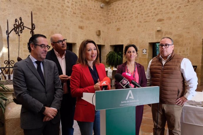 La delegada del Gobierno andaluz en Málaga, Patricia Navarro, durante una visita a la Escuela de Hostelería Castillo del Marqués dependiente del IES María Zambrano