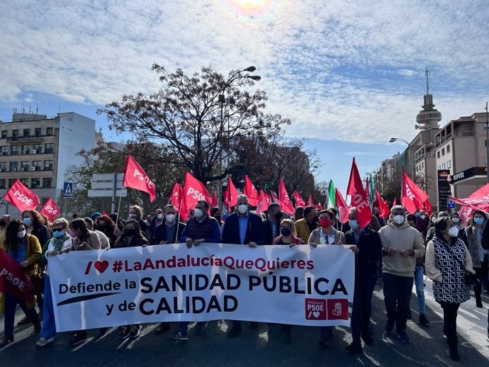 Archivo - El PSOE de Cádiz "se vuelca" en la manifestación sanitaria y pide "que vuelva la sanidad pública de siempre".  ARCHIVO