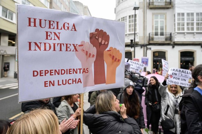 Una pancarta con el lema 'Huelga en Inditex. Dependientas en lucha' durante la manifestación de trabajadoras de Inditex
