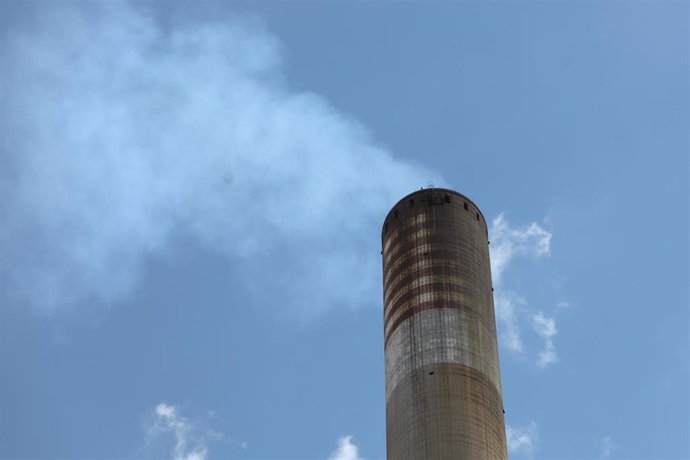 Archivo - Una chimenea en una central térmica.