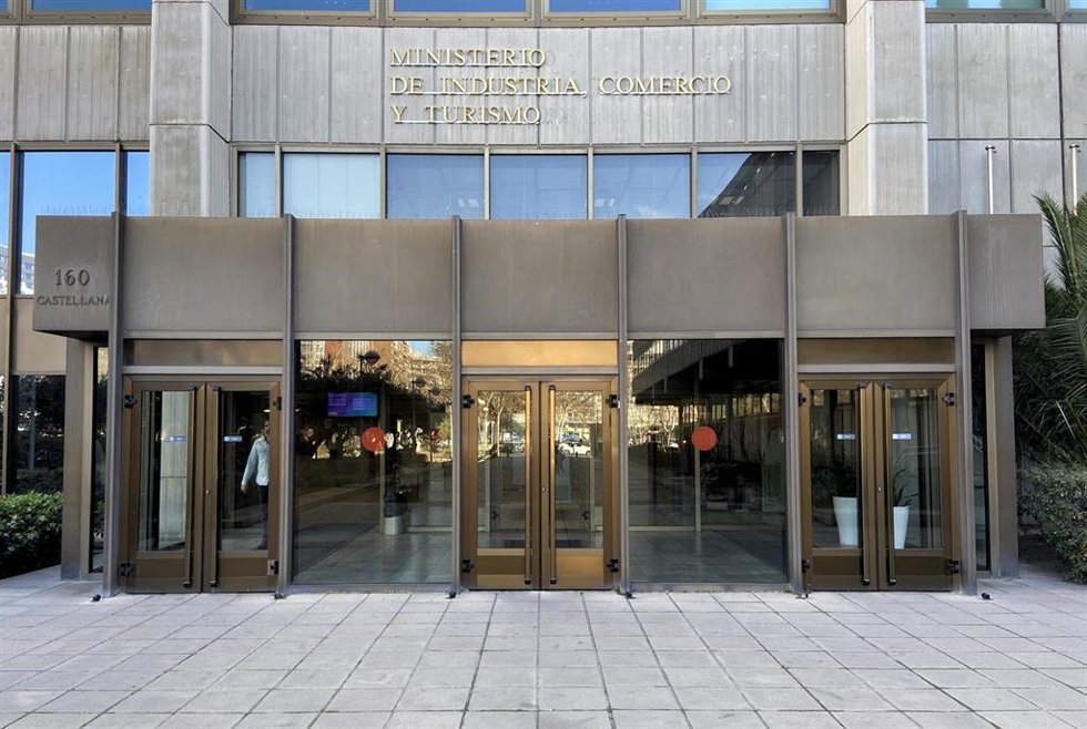 Archivo - Entrada al Ministerio de Industria, Comercio y Turismo, en Madrid (España).