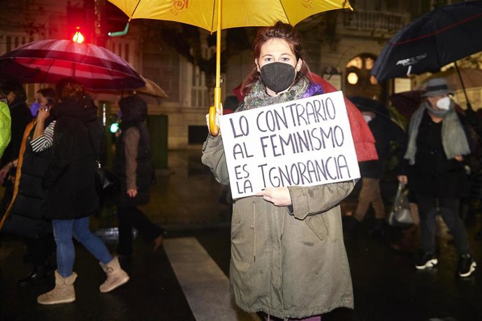 Archivo - Una persona sostiene una pancarta en una manifestación 