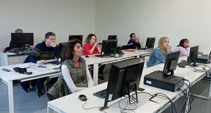 Los participantes en este programa asisten a sesiones virtuales y presenciales