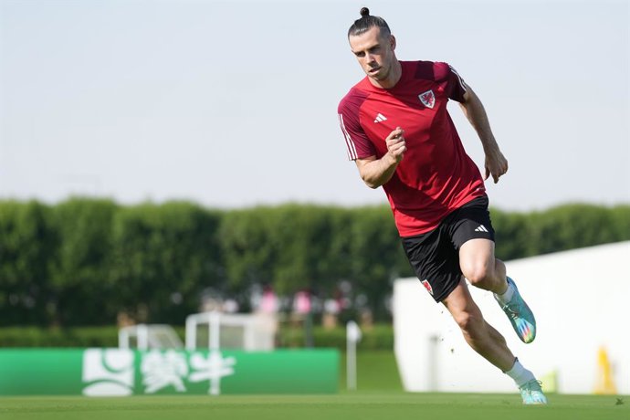 24 November 2022, Qatar, Doha: Wales' Gareth Bale takes part in a training session at the Al Sadd Sports Club, ahead of Friday's FIFA World Cup Qatar 2022 Group Bsoccer match against Iran. Photo: Jonathan Brady/PA Wire/dpa