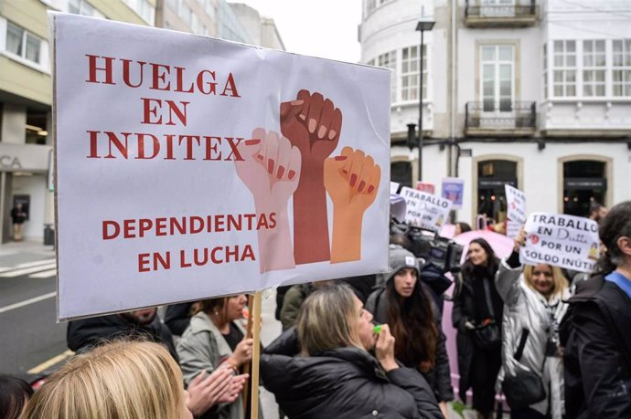 Una pancarta reza 'Huelga en Inditex. Dependientas en lucha' durante la manifestación de los trabajadores de Inditex por una subida salarial, a 24 de noviembre de 2022, en A Coruña, Galicia (España). La CIG ha convocado la manifestación para exigir a In