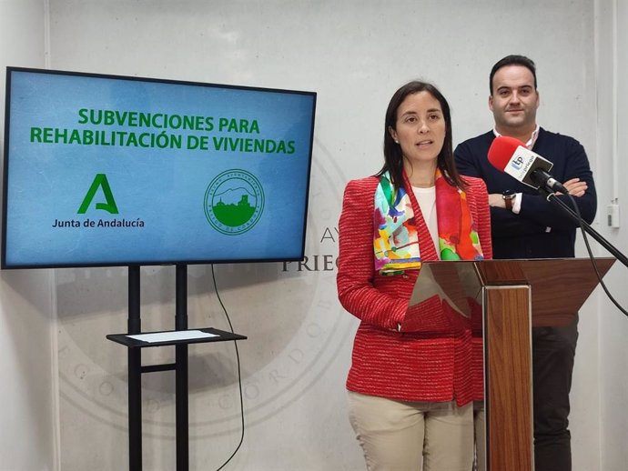 La delegada de Fomento, Articulación del Territorio y Vivienda, Cristina Casanueva, junto al alcalde Priego de Córdoba, Juan Ramón Valdivia.