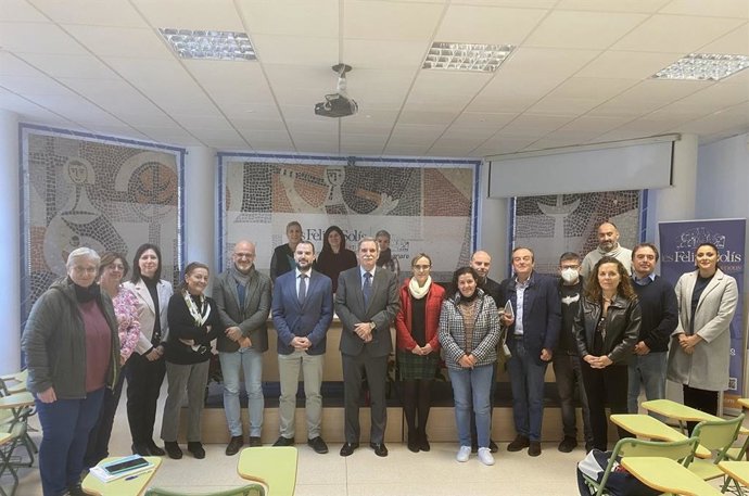 El delegado de Desarrollo Educativo y FP y de Universidad, Investigación e Innovación de la Junta en Córdoba, José Francisco Viso (centro), en la reunión con los equipos directivos.