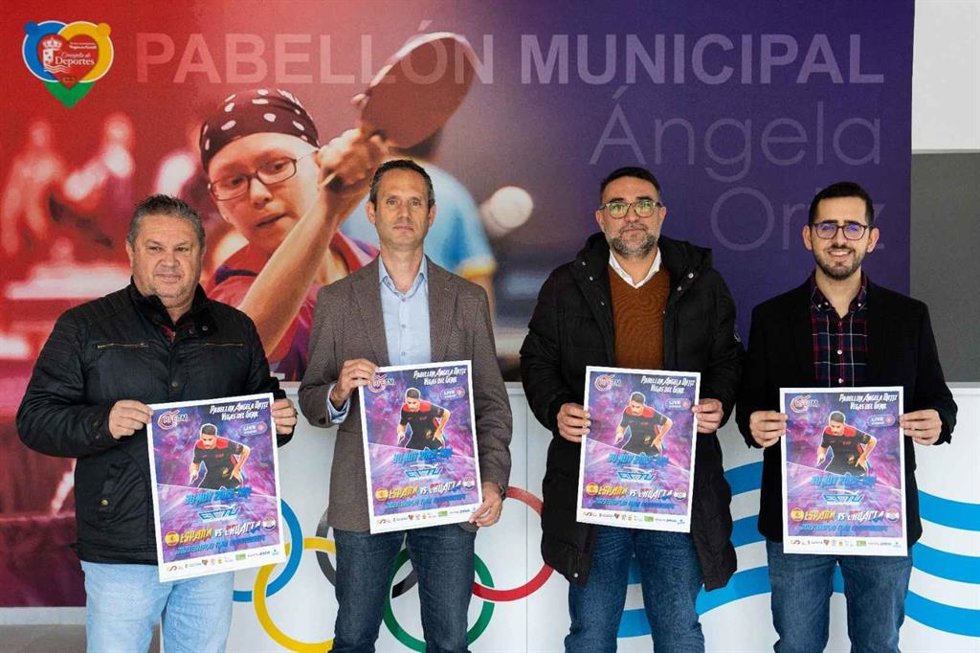 Foto de familia tras la presentación del Pabellón Ángela Ortiz de Vegas dle Genil como sede dle España-Croacia del Europeo por Equipos de Tenis de Mesa