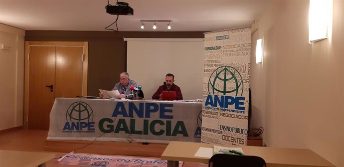 Julio Díaz y Julio Trashorras, portavoces de ANPE Galicia, durante la presentación del informe del Defensor del Profesor del curso 2021-2022