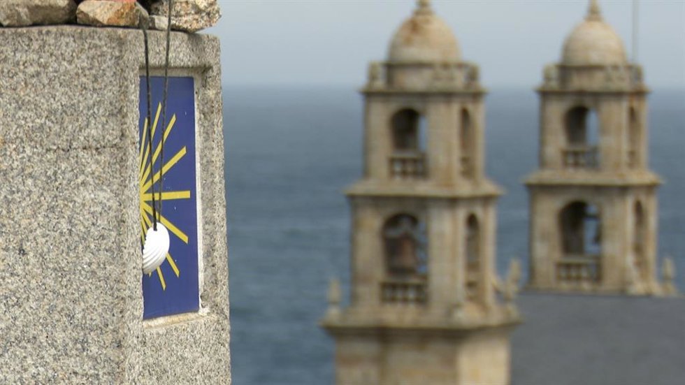 Archivo - Mojón del Camino de Santiago en el entorno del santuario de la Virxe da Barca.