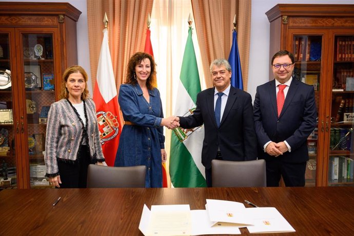 La alcaldesa de Almería y el rector de la UAL firma un convenio.