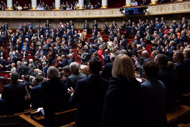 Diputados en pie en la Asamblea Nacional de Francia
