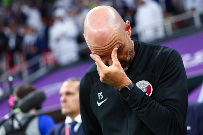 Félix Sánchez pensativo durante el Catar-Ecuador del Mundial 2022