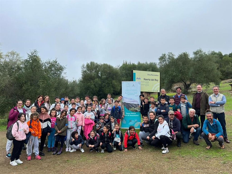 Pérez (2 dcha., de pie), con los escolares en el Parque Natural Sierra de Hornachuelos.
