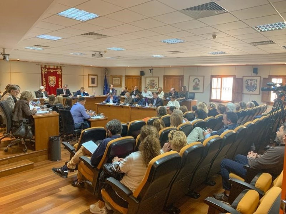 Sesión plenaria en la sala de plenos de Benalmádena.
