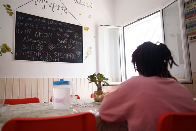 Archivo - Menor migrante no acompañada en un centro del IASS de Tenerife