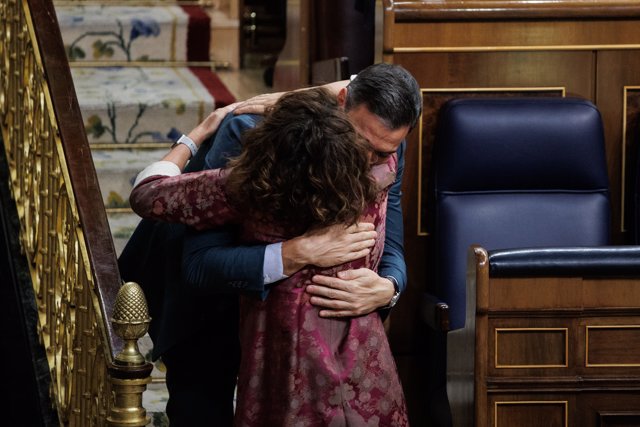 El presidente del Gobierno, Pedro Sánchez, y la ministra de Hacienda y Función Pública, María Jesús Montero, se abrazan tras la aprobación de los PGE2023