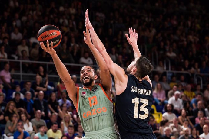 Archivo - Darius Thompson of Cazoo Baskonia competes with Tomas Satoransky of FC Barcelona during the ACB Liga Endesa match between FC Barcelona and Cazoo Baskonia  at Palau Blaugrana on October 02, 2022 in Barcelona, Spain.