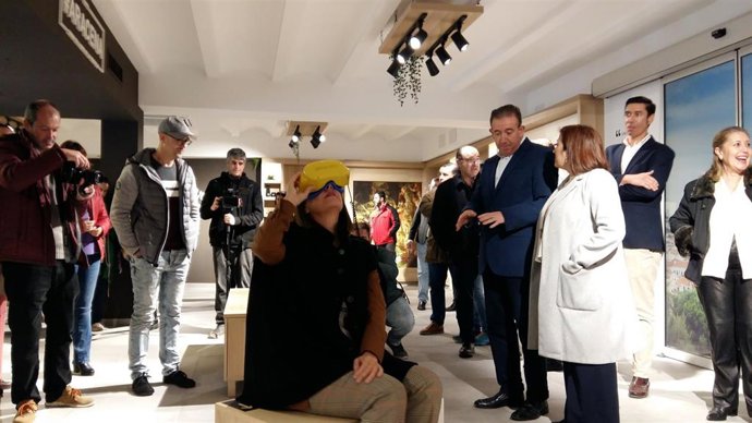 La delegada de Turismo, Cultura y Deporte de la Junta en Huelva, Teresa Herrera, prueba las gafas de visita virtual.
